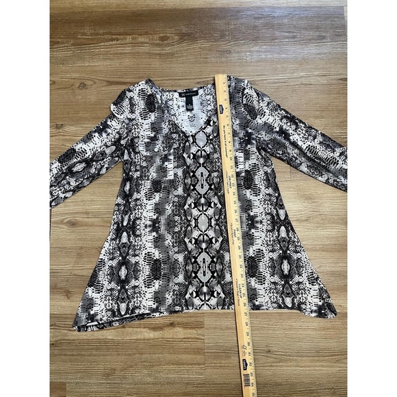 INC International Concepts Diamond Python Front Pockets Gray Blouse Top Size M - Picture 2 of 11